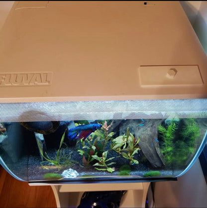 feed cover for Fluval Flex aquariums, compatible with 9 and 15 gallon models. Blocks open feeding ports to protect shrimp, reduce splash, and minimize water loss. Made from safe, 3D printed plastic for a precise, professional fit in both black and white.